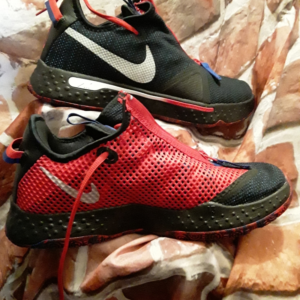 Nike air strobel sneaker size 10.5 us